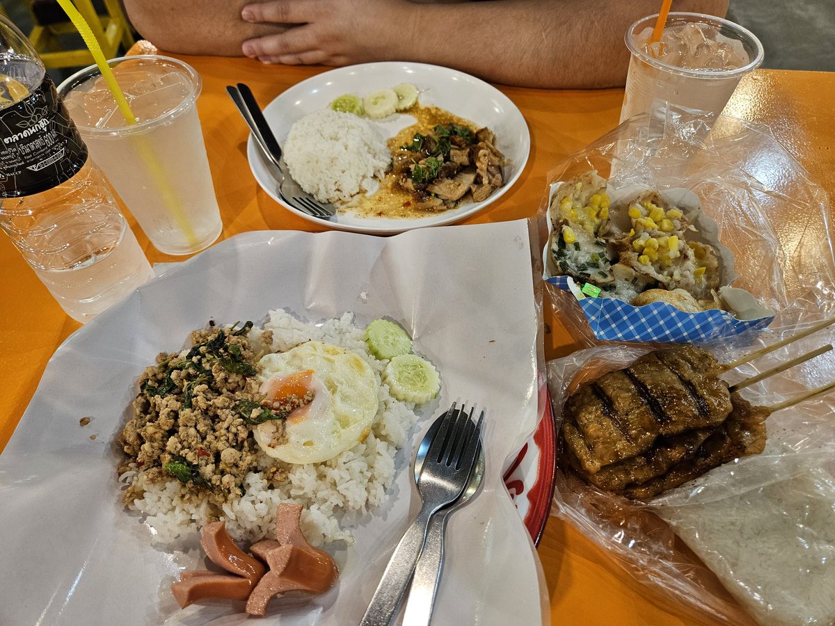 <a href="/lazziewuff/">big red boi 🐾</a> Finally the wolf gets to eat like a local~