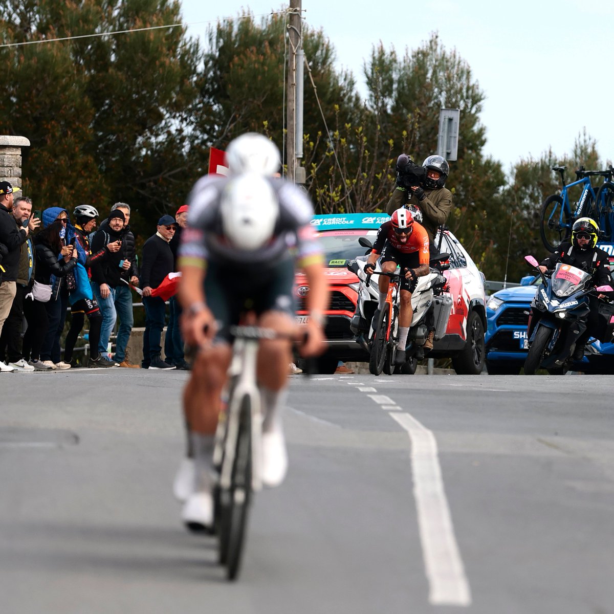 NetcompanyINEOS's tweet photo. He's behind you... 

#MilanoSanRemo https://t.co/rs0zIfHR0n