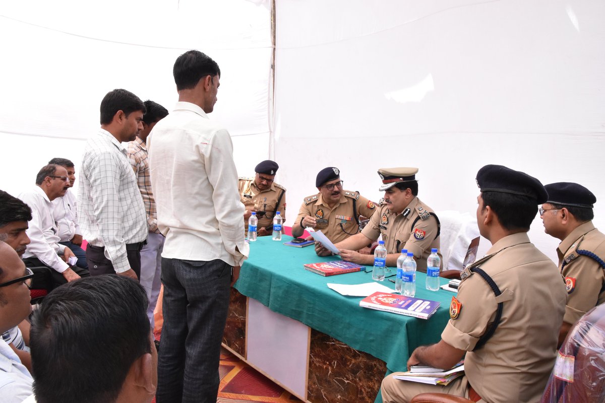 adgzonebareilly's tweet image. 22.03.2025
बदायूं।
थाना बिनावर पर आयोजित थाना समाधान दिवस के अवसर पर श्री रमित शर्मा, अपर पुलिस महानिदेशक, बरेली जोन द्वारा डॉ0 बृजेश कुमार सिंह, वरिष्ठ पुलिस अधीक्षक, जनपद बदायूं के साथ फरियादियों की समस्याओं को सुना गया एवं उनकी समस्याओं के गुणवत्तापूर्ण निस्तारण हेतु…