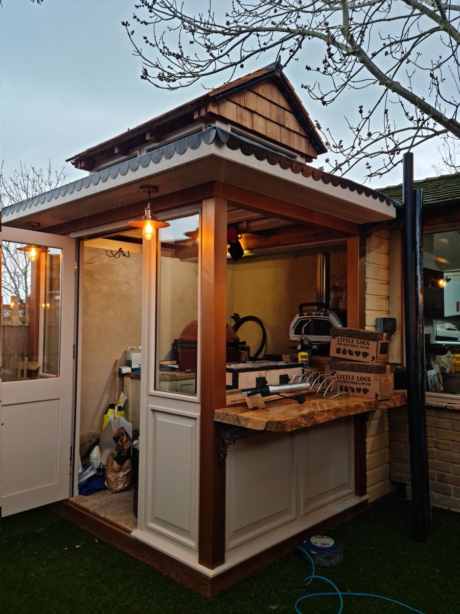 Craiglord14's tweet image. James martins beer butt chicken
Load it up here we go
It's now just started to piss down but it doesn't matter because I've just built this barbecue room 🤣