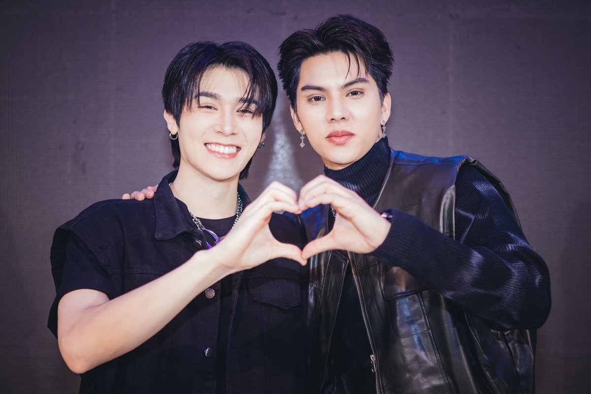 Não é quinta... mas a Far está no clima de TBT! ✨💛

Queremos agradecer de coração a todos que estiveram com a gente no fanmeeting do Fort &amp; Peat! Foi um dia inesquecível, cheio de sorrisos, energia boa e muito amor! 🫶 

Obrigada por confiarem no nosso trabalho e fazerem parte