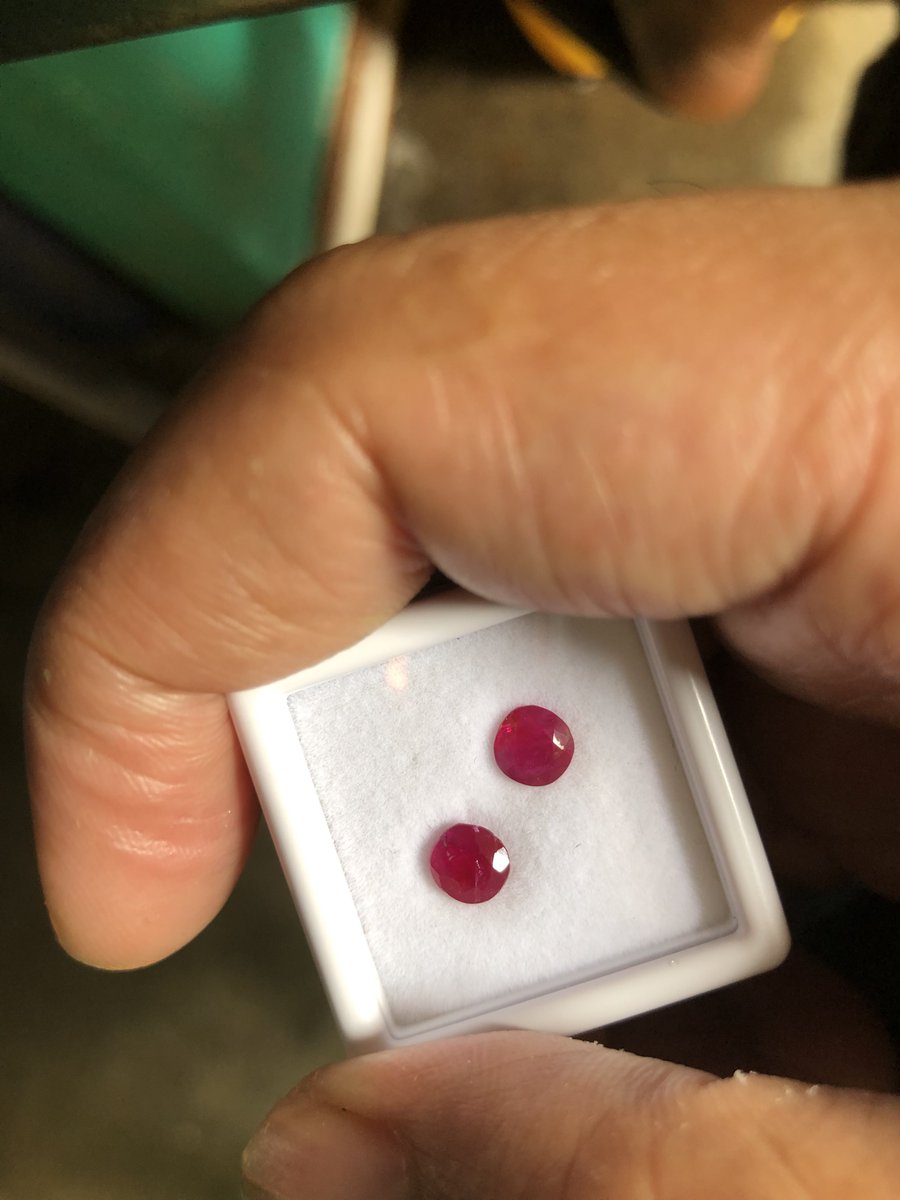 WeLoveGems's tweet photo. A pair of #burmese #Myanmar #Mogok #Ville #natural #ruby.

👌1.35cts.
👌including certificate.

WhatsApp ~ (+959426939534) 

#gems #gemstones #jewelry #Jewellery https://t.co/YAf2ajTTYi