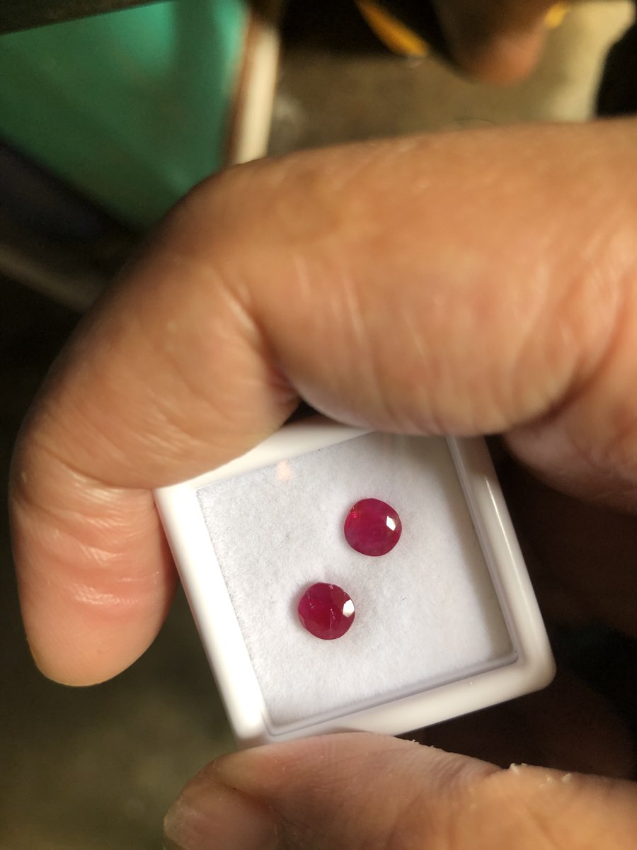 WeLoveGems's tweet photo. A pair of #burmese #Myanmar #Mogok #Ville #natural #ruby.

👌1.35cts.
👌including certificate.

WhatsApp ~ (+959426939534) 

#gems #gemstones #jewelry #Jewellery https://t.co/YAf2ajTTYi