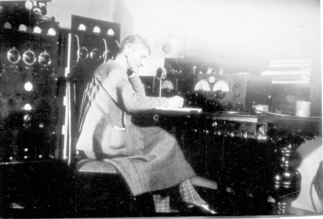 She lived in a bungalow high on a hill, with 50ft radio mast in her garden!

She stayed up late into the nights, intercepting German signals.

Let's unravel the mysterious WW2 legacy of North Devon's sole female voluntary interceptor—female spy Mrs Olive Myler:
(🧵)