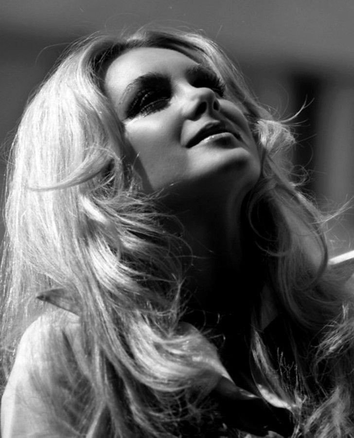 Hep de böyle zamanlarda ‘bitmedi’ der ya hayat. Yeşilçam’ın en güzeliydi. Asil, vizyoner, canlandırdığı karakterlerde şaşırtan ama ölene kadar sergilediği omurgalı, sanatını iki kuruşa satmayan duruşuyla hep örnek alacağım. İyi ki bu ülkenin sanatçısı olmuşsunuz… #filizakin