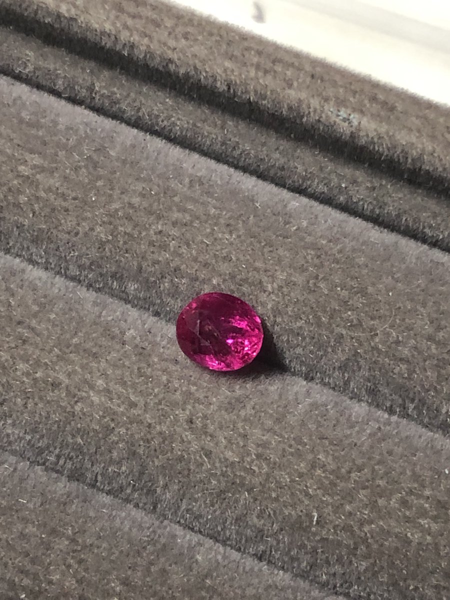 WeLoveGems's tweet photo. A beautiful piece of #burmese #natural #Myanmar #Mogok #ruby 4U.

👌0.77cts.
👌including certificate.

WhatsApp ~ (+959426939534)

#gems #gemstones #jewelry #Jewellery https://t.co/WE2yiwu20J