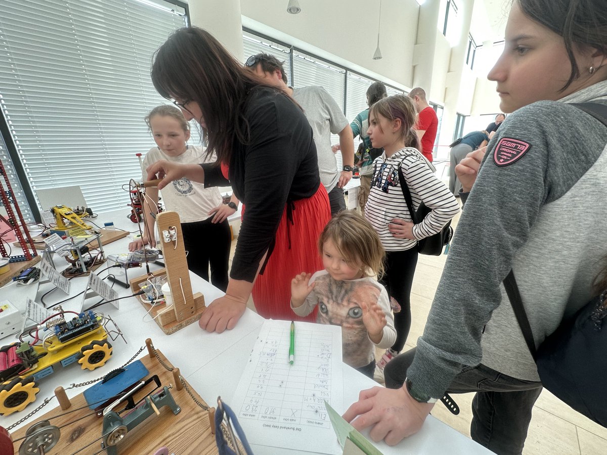 KutilDomaci's tweet image. Letos na @RoboDoupe #ArduinoDay jen na čumendu, s dětmi. Největší úspěch měl Nostalcompův Old Surehand 😆
Rád jsem vás všechny zase potkal a na viděnou znovu na Maker Faire 🤩