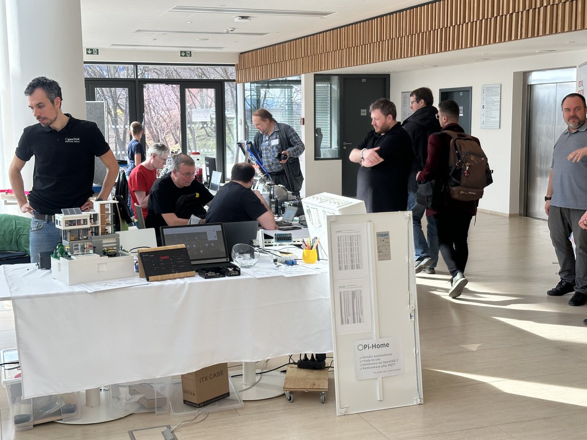 KutilDomaci's tweet image. Letos na @RoboDoupe #ArduinoDay jen na čumendu, s dětmi. Největší úspěch měl Nostalcompův Old Surehand 😆
Rád jsem vás všechny zase potkal a na viděnou znovu na Maker Faire 🤩