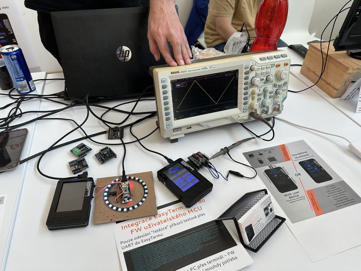 KutilDomaci's tweet image. Letos na @RoboDoupe #ArduinoDay jen na čumendu, s dětmi. Největší úspěch měl Nostalcompův Old Surehand 😆
Rád jsem vás všechny zase potkal a na viděnou znovu na Maker Faire 🤩