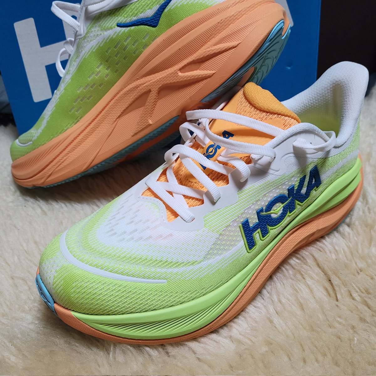 あ…ありのまま起こった事を話すぜ！

「俺はニューバランスの1080 v14を試着しに行ったと思ったら、ホカのSKYFLOWを買っていた」

な…何を言っているのかわからねーと思うが俺も何をされたのかわからなかった…

だが履き心地は最高だった…ホカの片鱗を味わったぜ…