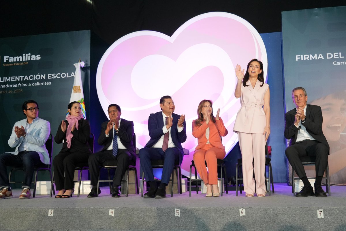 pepechedrauimx's tweet photo. 🔖 Ayer llevamos a cabo la Firma del Programa de Alimentación Escolar, un esfuerzo inédito impulsado por la Sra. #CeciArellano, Presidenta del Patronato del Sistema Estatal @DIFGobPue y nuestro Gobernador @ArmentaPuebla_.

Mediante la transición de desayunos fríos a calientes contribuiremos al desarrollo integral de miles de niñas, niños y adolescentes de todo el Estado y la Capital. 

Con el liderazgo de #MariElise, Presidenta del Patronato del @DIFPueCapital, sumaremos esfuerzos en esta gran labor por el bienestar de la niñez poblana.

Sabemos que uno de los pilares del progreso de #Puebla es la educación, por ello, seguiremos trabajando en equipo. #PorAmorAPuebla y por el bien de #LaCapitalImparable🪽.