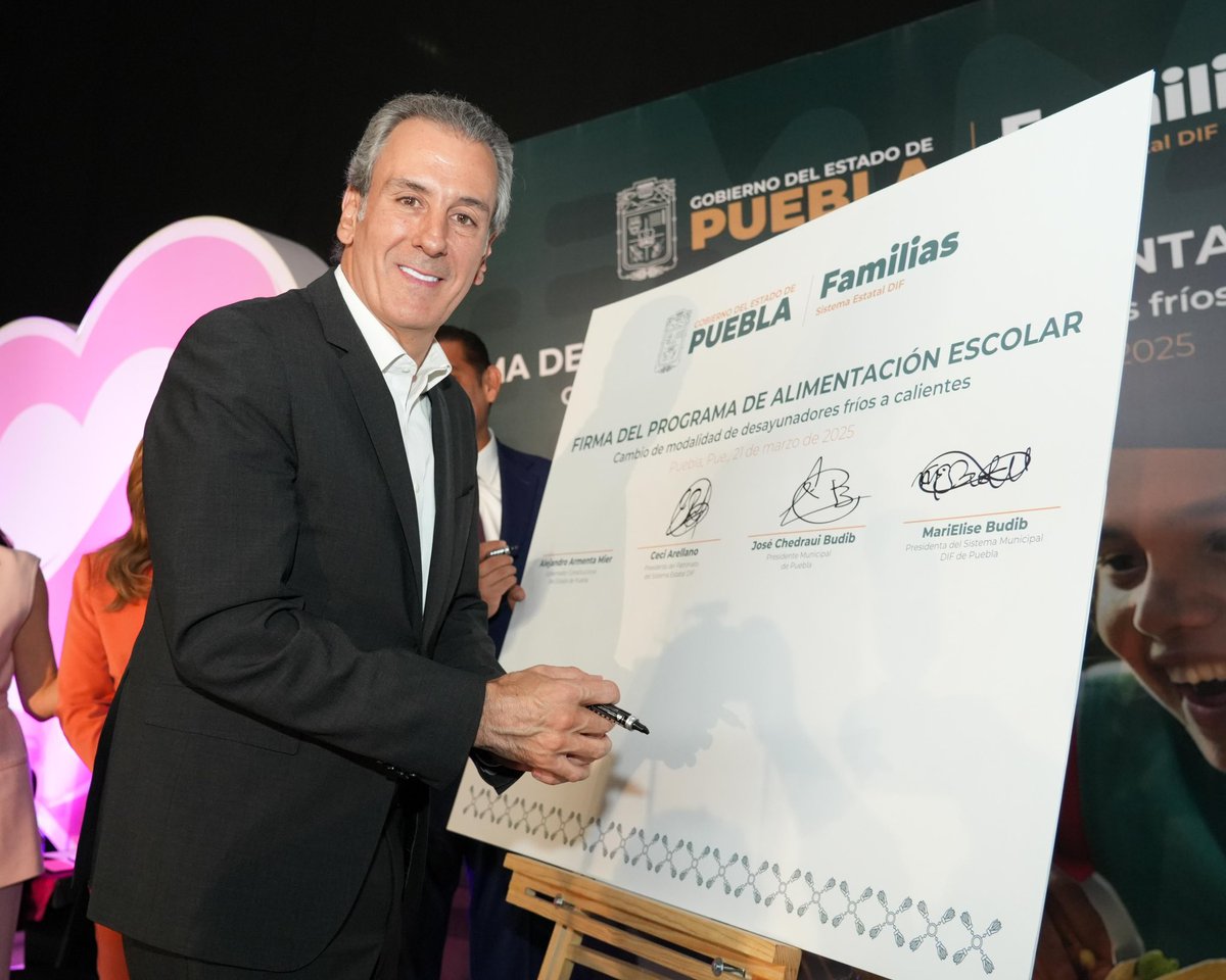 pepechedrauimx's tweet photo. 🔖 Ayer llevamos a cabo la Firma del Programa de Alimentación Escolar, un esfuerzo inédito impulsado por la Sra. #CeciArellano, Presidenta del Patronato del Sistema Estatal @DIFGobPue y nuestro Gobernador @ArmentaPuebla_.

Mediante la transición de desayunos fríos a calientes contribuiremos al desarrollo integral de miles de niñas, niños y adolescentes de todo el Estado y la Capital. 

Con el liderazgo de #MariElise, Presidenta del Patronato del @DIFPueCapital, sumaremos esfuerzos en esta gran labor por el bienestar de la niñez poblana.

Sabemos que uno de los pilares del progreso de #Puebla es la educación, por ello, seguiremos trabajando en equipo. #PorAmorAPuebla y por el bien de #LaCapitalImparable🪽.