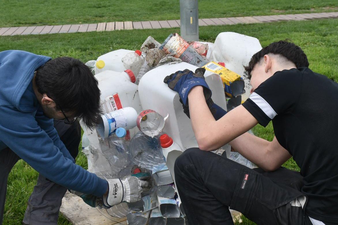🎨♻️ Aquest any, alumnes de <a href="/EartVic/">eart vic</a> estan creant una escultura amb els residus de l'#UltraCleanMarathon i pintant un mural vibrant per reflexionar sobre la contaminació i la conservació del medi ambient. 🌍💚

Una gran manera de transformar els residus en art! 👏 #UCM25