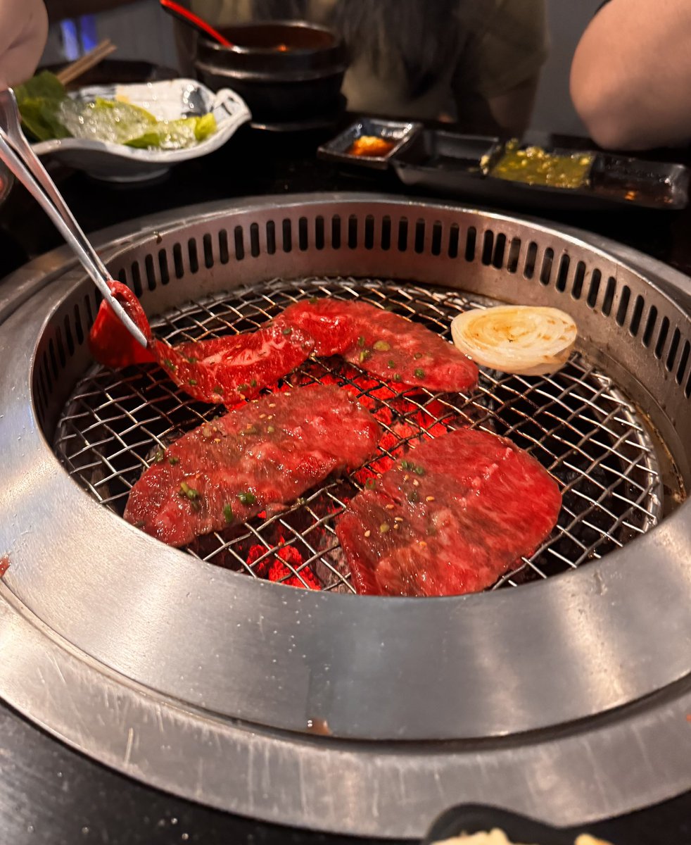 Sixnature14's tweet image. อร่อยกว่านี้คงเป็นพี่แล้วแหละ 🤣🤣 #inthemiddle #อุบล