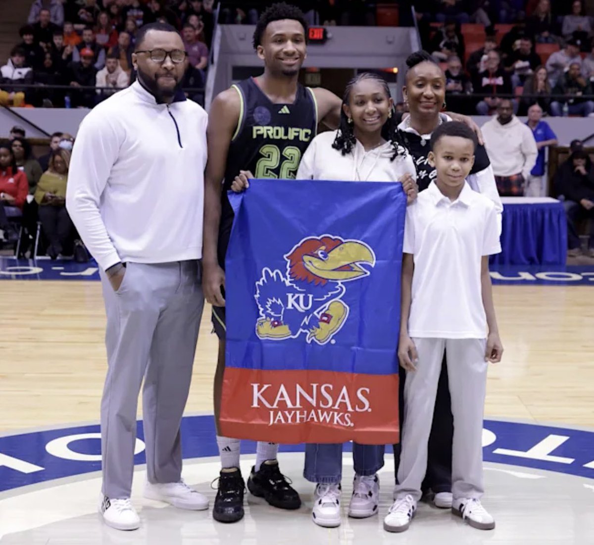 JayhawkSlant (@jayhawkslant) on Twitter photo #kubball fans — KU signee @PetersonDarryn is playing in Lawrence tonight — Prolific Prep plays at 6:15. For game location, admission cost, and more, take the link below. <a href="/ProlificPrep/">Prolific Prep</a> <a href="/thegrindsession/">The Grind Session</a>
LINK: kansas.rivals.com/news/darryn-pe… #kubball fans — KU signee @PetersonDarryn is playing in Lawrence tonight — Prolific Prep plays at 6:15. For game location, admission cost, and more, take the link below. <a href="/ProlificPrep/">Prolific Prep</a> <a href="/thegrindsession/">The Grind Session</a>
LINK: kansas.rivals.com/news/darryn-pe…