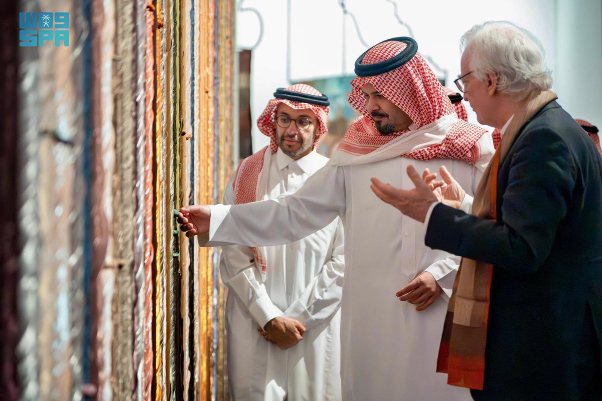 imarat_almadina's tweet photo. سمو أمير منطقة #المدينة_المنورة #سلمان_بن_سلطان يزور بينالي الفنون الإسلامية 2025، المُقام حاليًا في صالة الحجاج الغربية بمطار الملك عبدالعزيز الدولي في جدة، واطلع سموه خلال جولته على ما يحتويه بينالي من أكثر من 500 قطعة تاريخية وأعمال فنية معاصرة. https://t.co/rivedXPQEQ