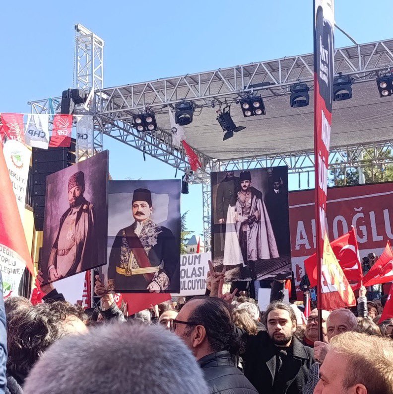 KarinaKarapety8's tweet image. There’s a march in #Eskisekir. The protesters are showing the gesture of the extremist nationalist organization #GreyWolves. They brought portraits of Talaat Pasha, Enver Pasha, &amp;amp; Djemal Pasha, the organizers and perpetrators of the #ArmenianGenocide, to the rally.
#Turkey #CHP