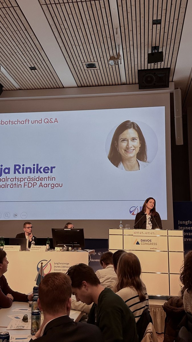 En ce moment sur scène au #JLRSC25 : Maja Riniker, Conseillère nationale PLR d’Argovie et actuelle présidente du Conseil national. Elle adresse un message de bienvenue – accessible, clair et libéral 🗣 !