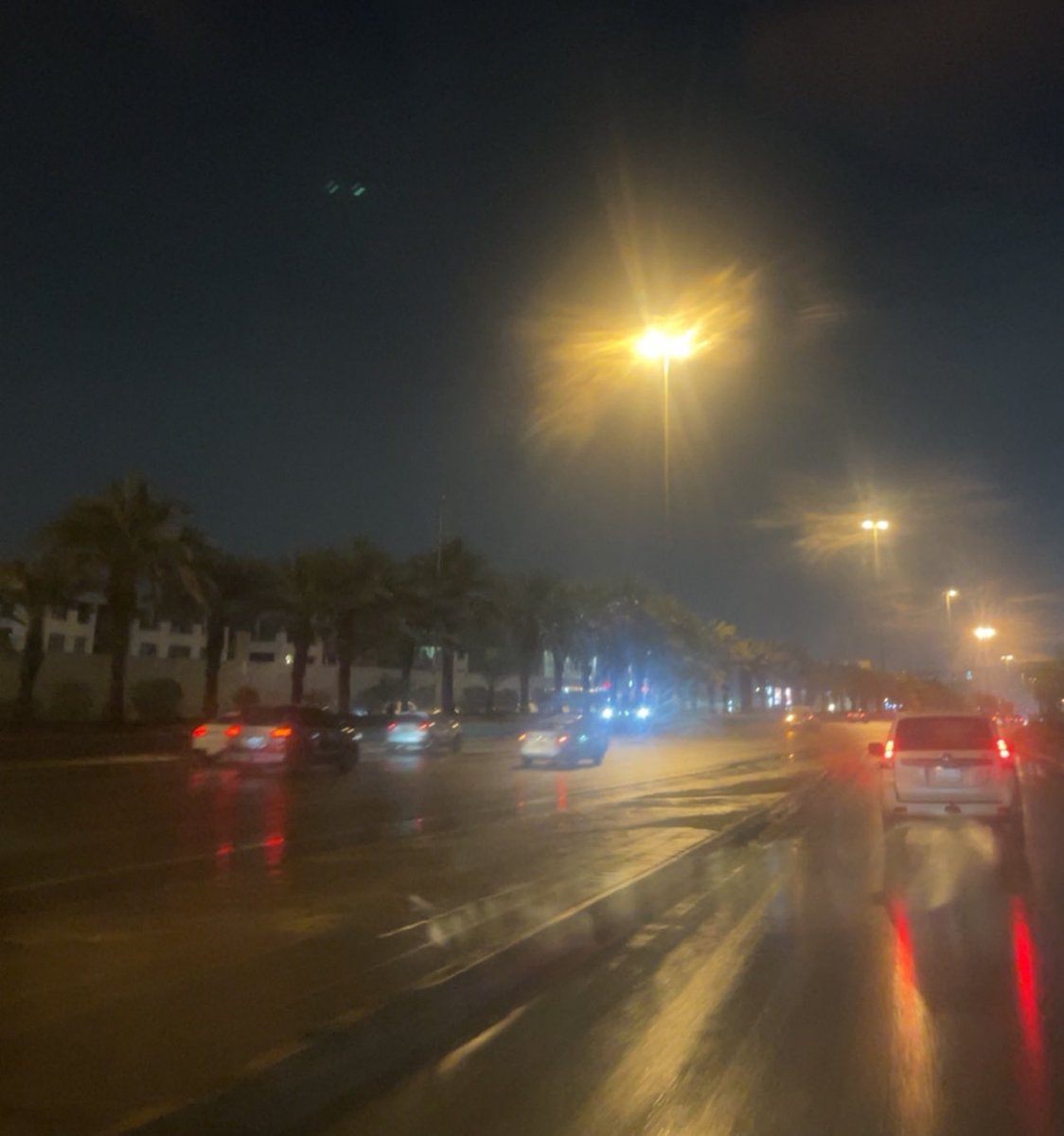 3tr__elrooh's tweet photo. ˛✿| • 𓏲 
:

:

ريحة مطر تحضن شوارعنا بـ حنين 
وفينا أماني .. تكثر إذا رش المطر

#اللهم_مافي_قلوبنا 
#امطار_الرياض_الان https://t.co/XAS0dls1pF