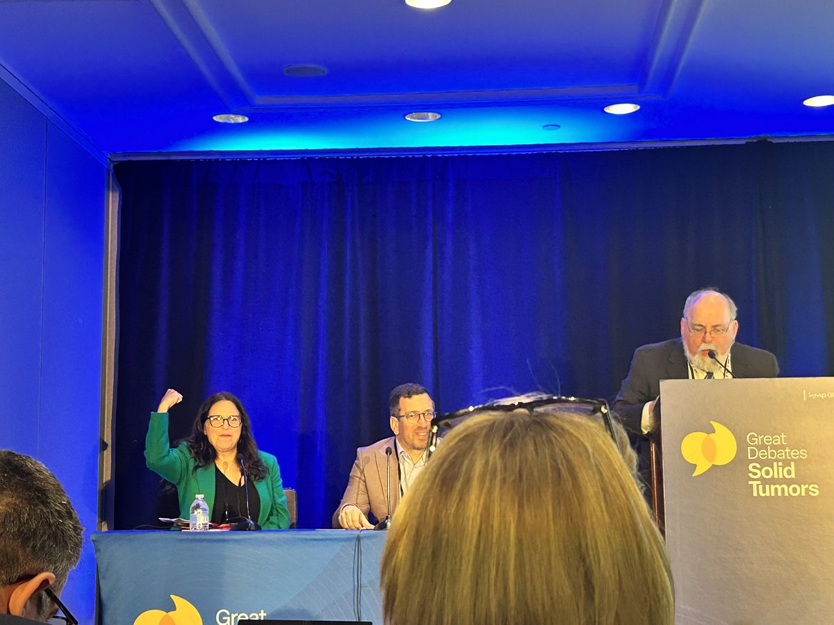 Latinamd's tweet photo. #GDST25 All this working out (reading) paid off- flexing my 💪🏽 🧠against the expert Dr Edward Garon @UCLA #GreatDebatesSolidTumors @HemOncWomenDocs #lcsm @SylvesterCancer https://t.co/IWSkgKe34y