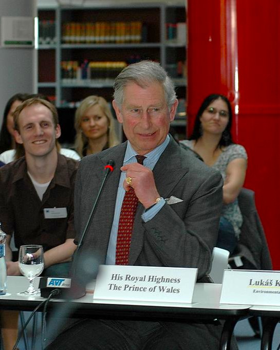 muni_cz's tweet photo. ⏪👑 Přesně před 15 lety navštívil král Karel III. (tehdy ještě jako princ Charles) náš Univerzitní kampus Bohunice. 

Se studujícími debatoval o ochraně životního prostředí a obdržel Velkou zlatou medaili MU: https://t.co/tLRgw1UeDL https://t.co/jWi4yHgB5q