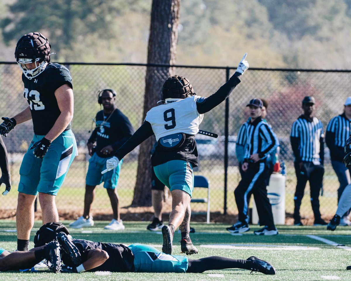 Scrimmage day 🏈 

#TEALNATION | #FAM1LY | #BALLATTHEBEACH