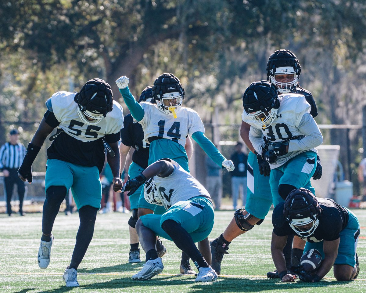 CoastalFootball's tweet photo. Scrimmage day 🏈 

#TEALNATION | #FAM1LY | #BALLATTHEBEACH https://t.co/5Wb786lMex