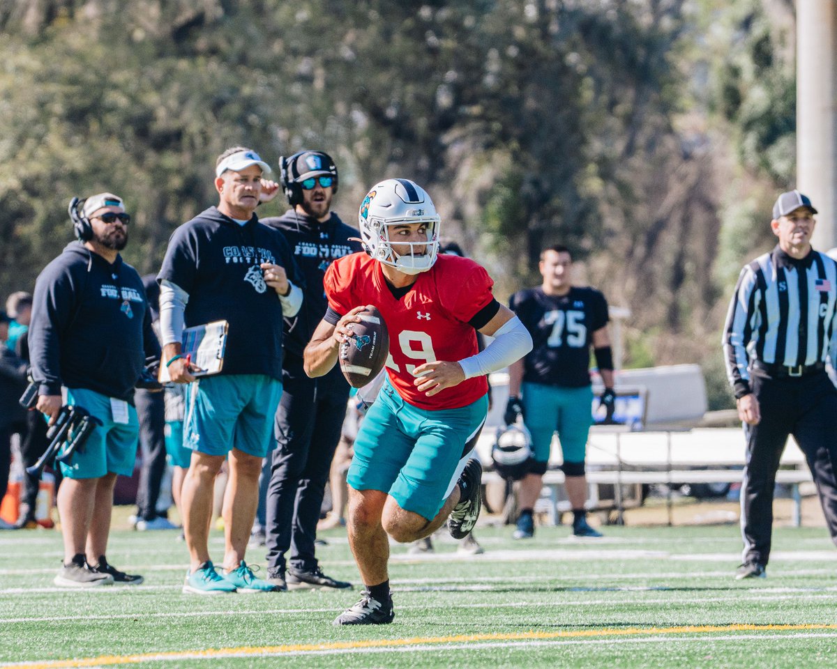 CoastalFootball's tweet photo. Scrimmage day 🏈 

#TEALNATION | #FAM1LY | #BALLATTHEBEACH https://t.co/5Wb786lMex