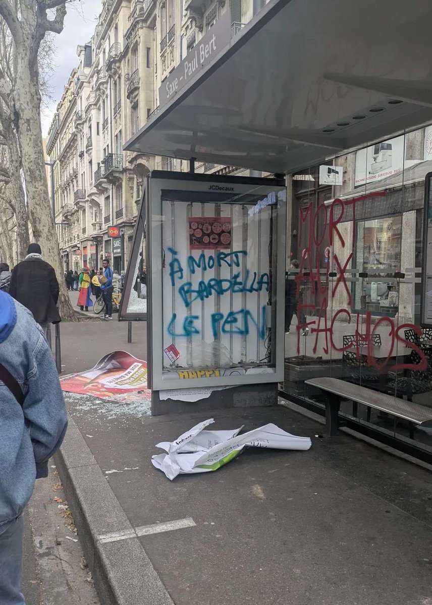 CeccatoMarion's tweet image. Voilà la manifestation de #LFI ! 
Une honte ! 😡😡😡
L&apos;#extremedroite c&apos;est eux !!!!!! 
#dissolutionlfi 
#lafranceislamiste C&apos;EST NON ! 
PAUVRE FRANCE ! 

#manifestation22mars #manifestation #manif22mars  #Manifcontreleracisme