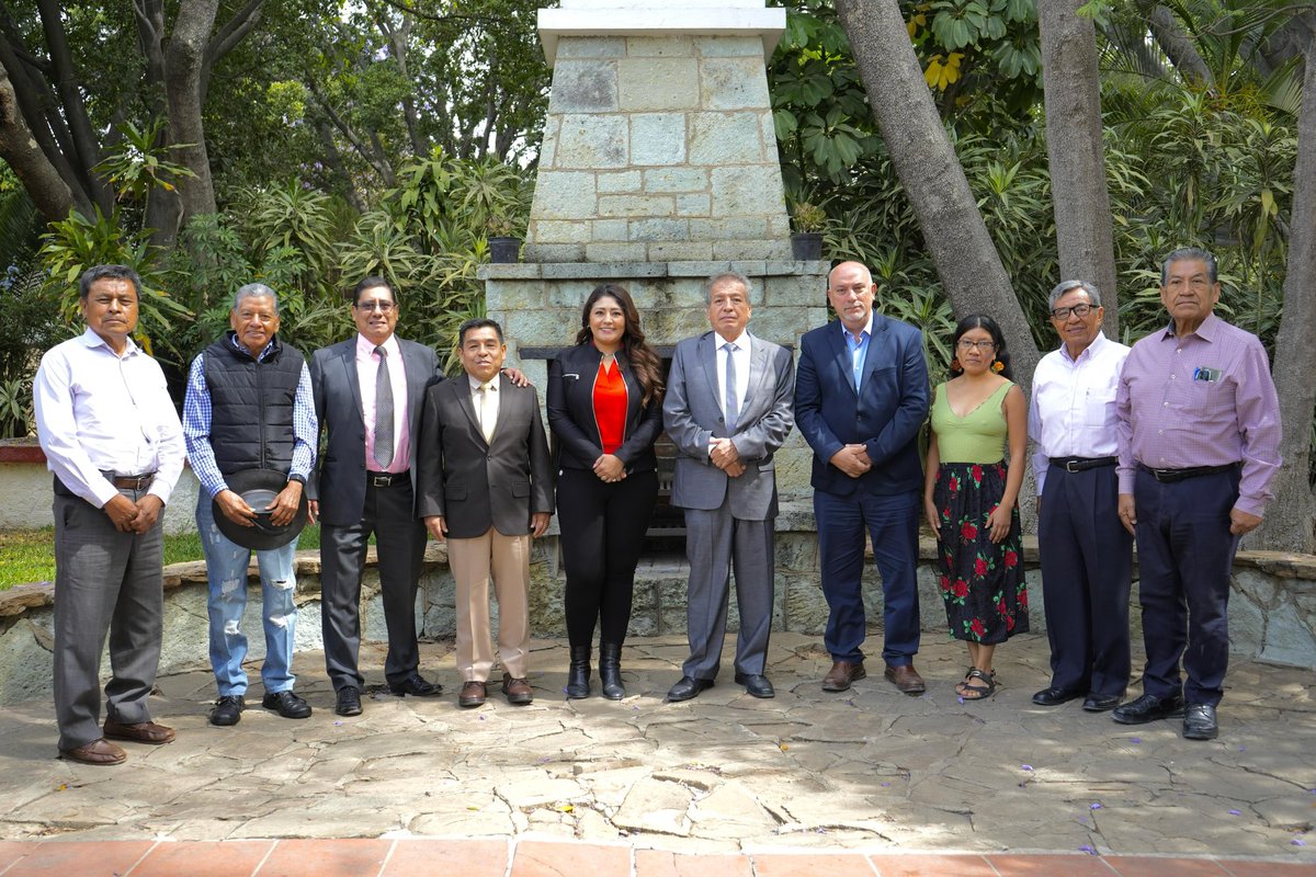 lizconcha's tweet photo. Hoy nos reunimos con el Consejo de Participación Ciudadana de Oaxaca para escuchar sus propuestas sobre cinco iniciativas de reforma a la Constitución del Estado 📜⚖️.

A través del diálogo y la participación activa, seguimos construyendo una legislación más justa, incluyente y acorde a las necesidades de Oaxaca 🤝✨.