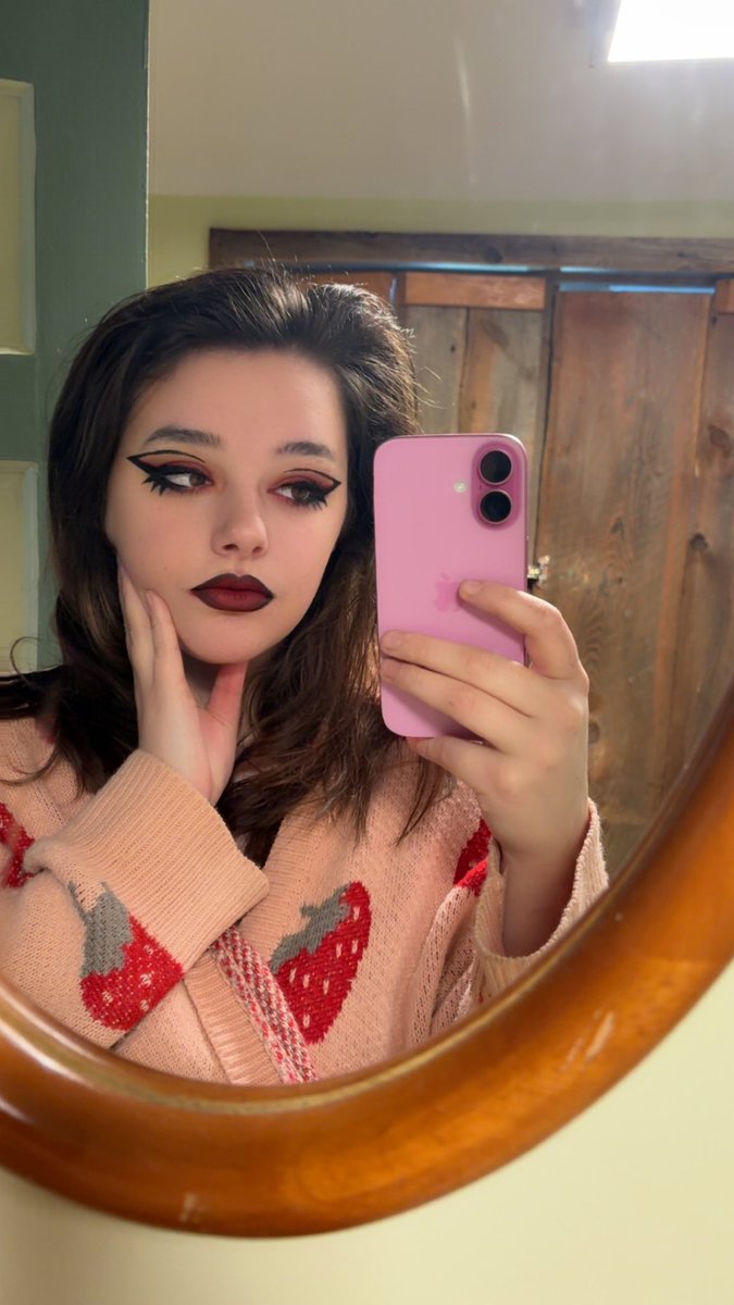 Tried a new eyeliner look today and honestly it makes me feel like a baddie idc 🤭🖤