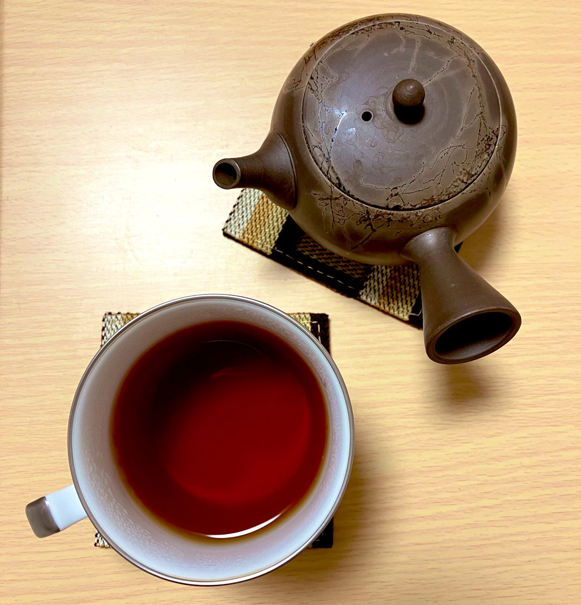 今日のお茶：長野園 のびのび和紅茶
深夜のお茶時間。明日はお休みなのでこの時間ですがお茶時間を楽しみました。美味しい和紅茶にほっと一息、時間に追われずにのんびりした時間を過ごすことができました。
#木漏れ日のお茶会 #茶好連