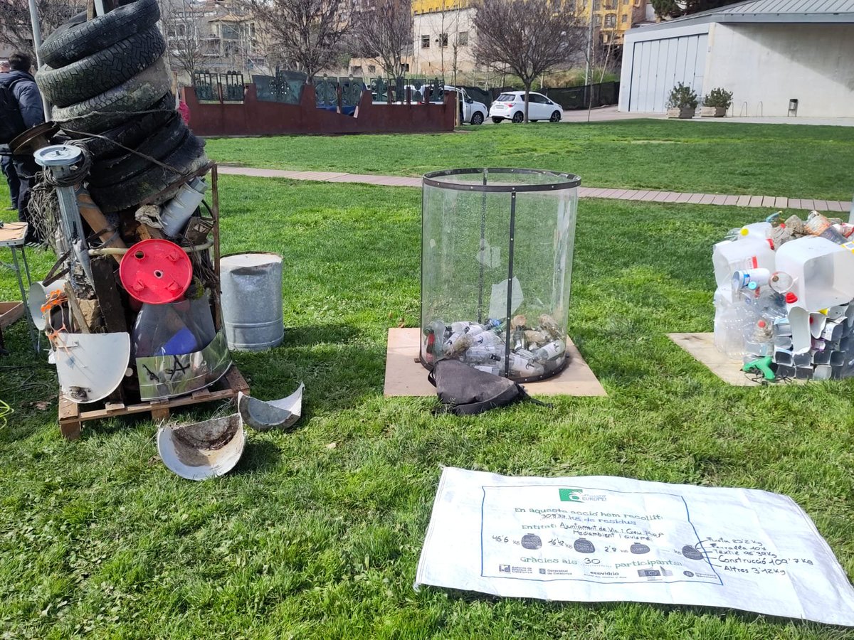 <a href="/UCMarathon/">UltraCleanMarathon</a> sumant natura, art i esport en el #diamudialAigua <a href="/aj_vic/">Ajuntament de Vic</a> actuem a Les Casasses i riu Gurri retirant 308,33 Kg de residus! #AnellaVerda
A l'Atlàntida classificar, pesar i aportat per acció artística <a href="/EartVic/">eart vic</a> cada gota suma i moltes gràcies voluntariat ambientals✊🏻📷