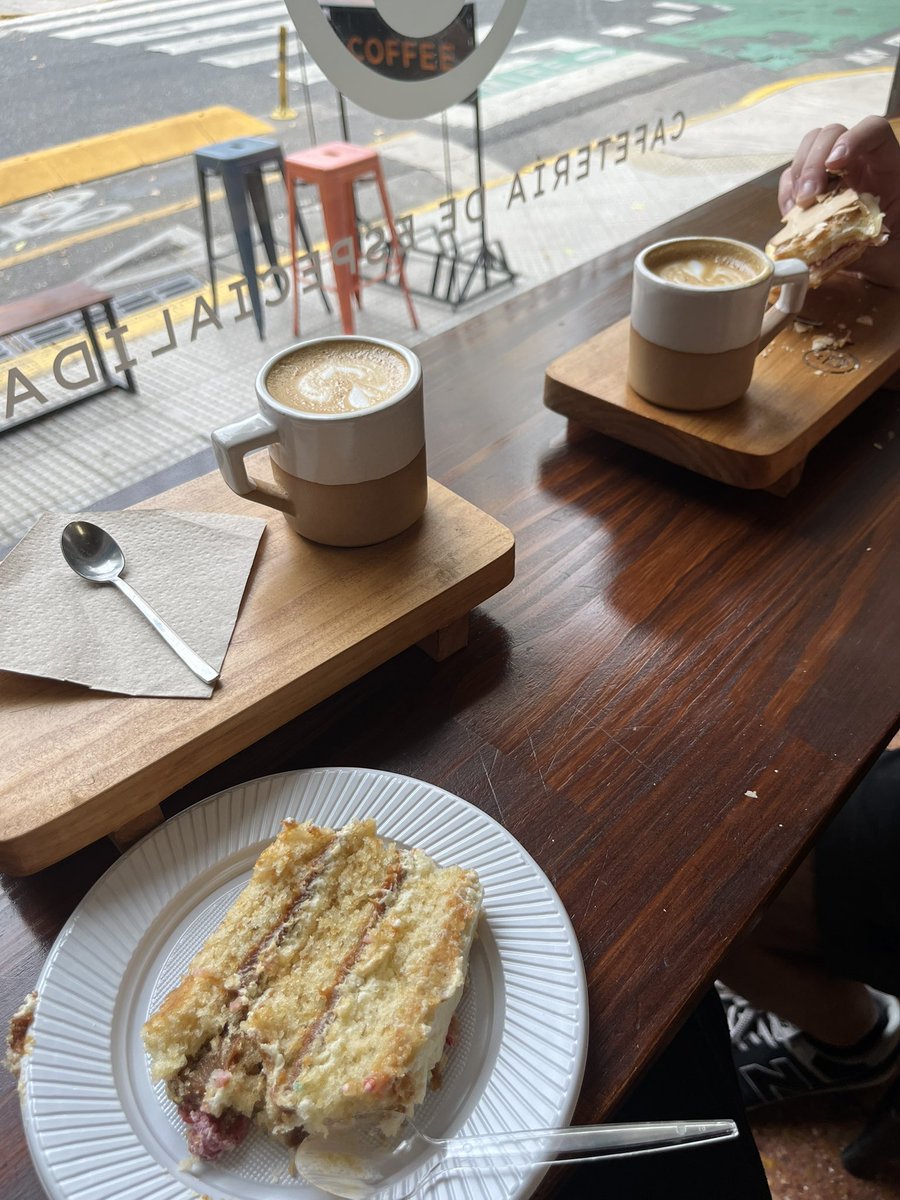 Estoy en un café con mi novio Martín.
El que atiende se llama Martín.

Ya escuché 8 veces gracias Martín porque el dueño es un copado y vinieron 3 Martín habitués más en el plazo de 10 minutos. 

Basta chicos.