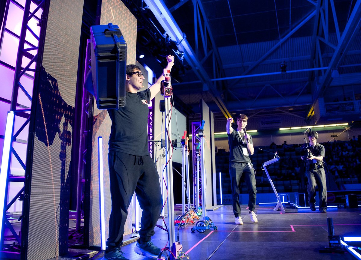 Socratica (@socraticainfo) on Twitter photo 2500 people in Waterloo on a Wednesday night, watching demos across art, robotics, research, urban planning and everything in between. 2500 people in Waterloo on a Wednesday night, watching demos across art, robotics, research, urban planning and everything in between.