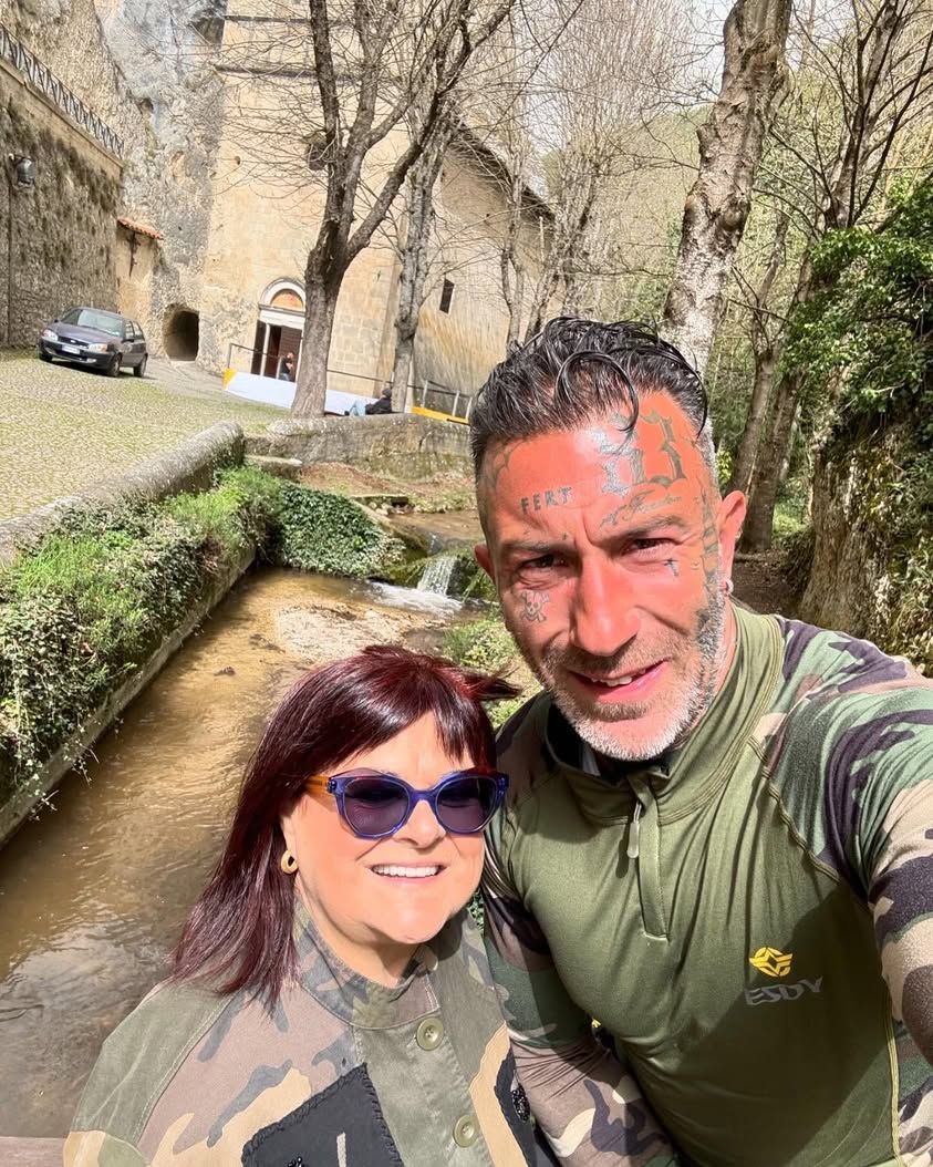 Perché vinca l’amore sopra ogni cosa. E cancelli odio, pregiudizi e paura. Proviamoci ad amare un po’ di più. L’odio e la cattiveria che ci avete buttato addosso li respingiamo con un sorriso di amore e di pace.