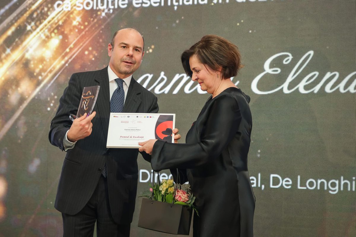 Gala Excelenței Feminine “The Smart, the Bold, the Beautiful”
ES Alfredo Durante Mangoni, Ambasadorul Italiei în România, i-a înmânat “Diploma de Excelență pentru susținerea activă a feminismului, ca soluție esențială în dezvoltarea economiei românești” dnei Carmen Elena Petcu