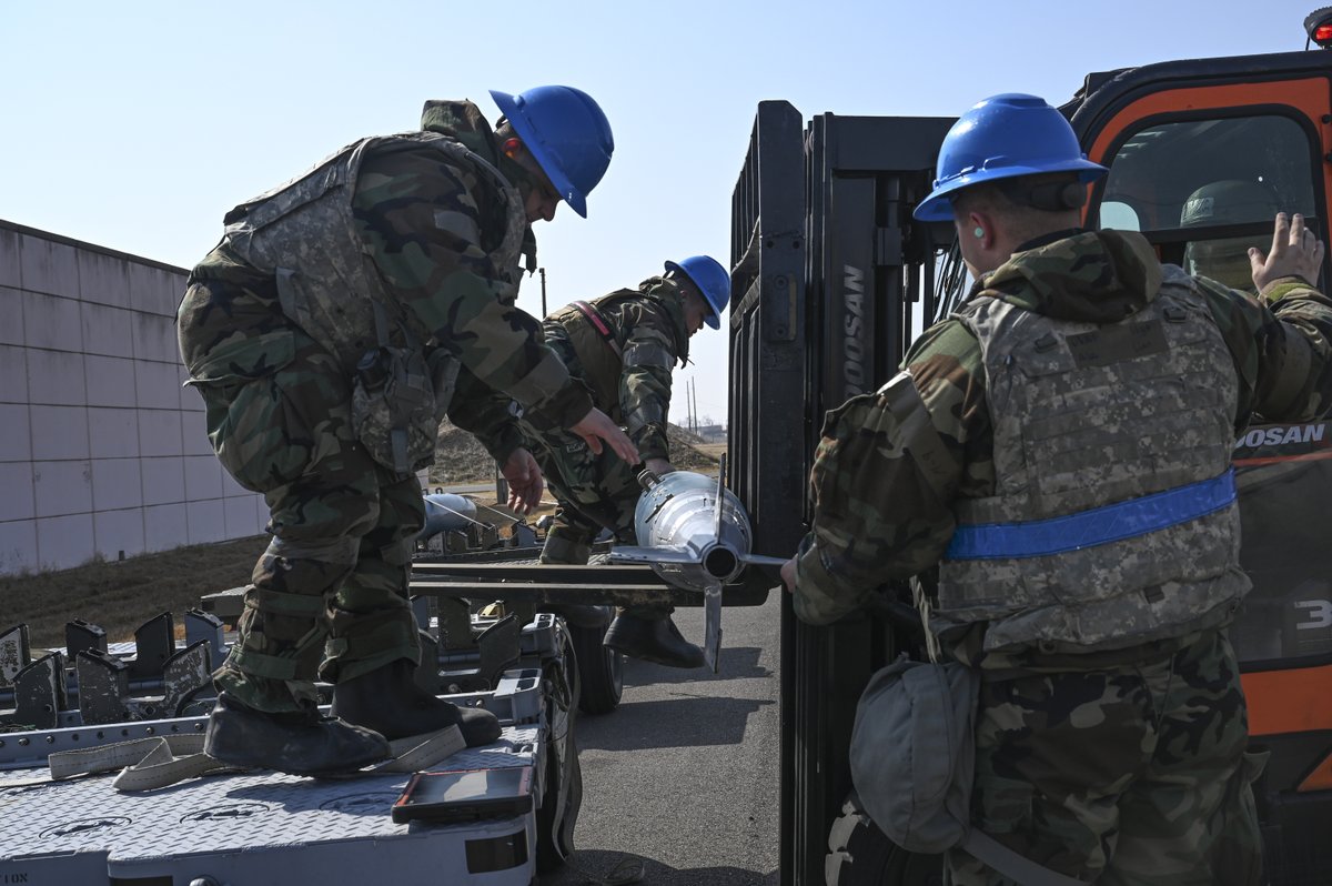 USPACOM's tweet photo. 🇺🇸 - 🇰🇷 

Locked and loaded. 💪

During #FreedomShield25, the 8th Maintenance Squadron's Munitions Flight demonstrate their #readiness, rapidly responding to simulated combat scenarios and ensuring a steady flow of firepower.

📸 SrA Maria Umanzor Guzman @KunsanAirBase https://t.co/zuqOiQvUvC