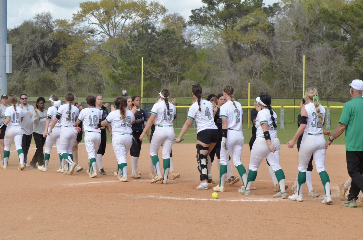 EmSnell4's tweet image. 3 weeks post surgery and this kid chooses a 15 hr car ride to support her high school teammates in Gulf Shores.  Proud of you @aksnell04