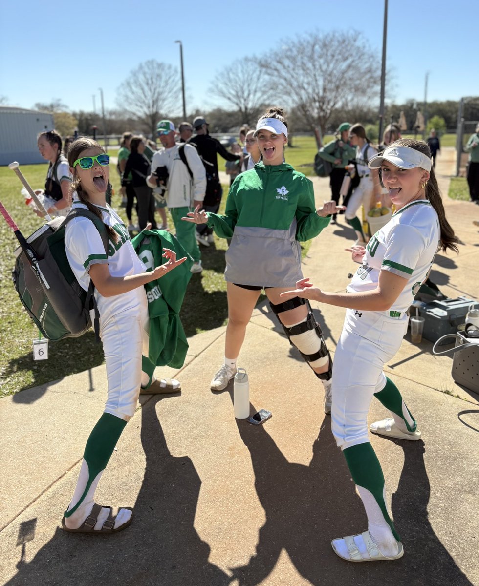 EmSnell4's tweet image. 3 weeks post surgery and this kid chooses a 15 hr car ride to support her high school teammates in Gulf Shores.  Proud of you @aksnell04