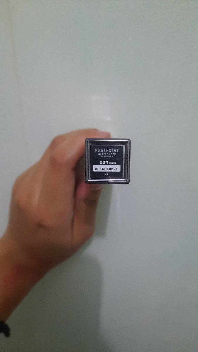 bittaoen's tweet photo. @0_0ishi Preloved Make Over lip glazed shade D04 IYKYK 
Baru banget beli 1x swatch ternyata ga cocok shadenya huhu, beli di ofline store Merona Jogja
HB : 115k
HJ : 95k 
Dom jogja https://t.co/6DNWrKTPjG