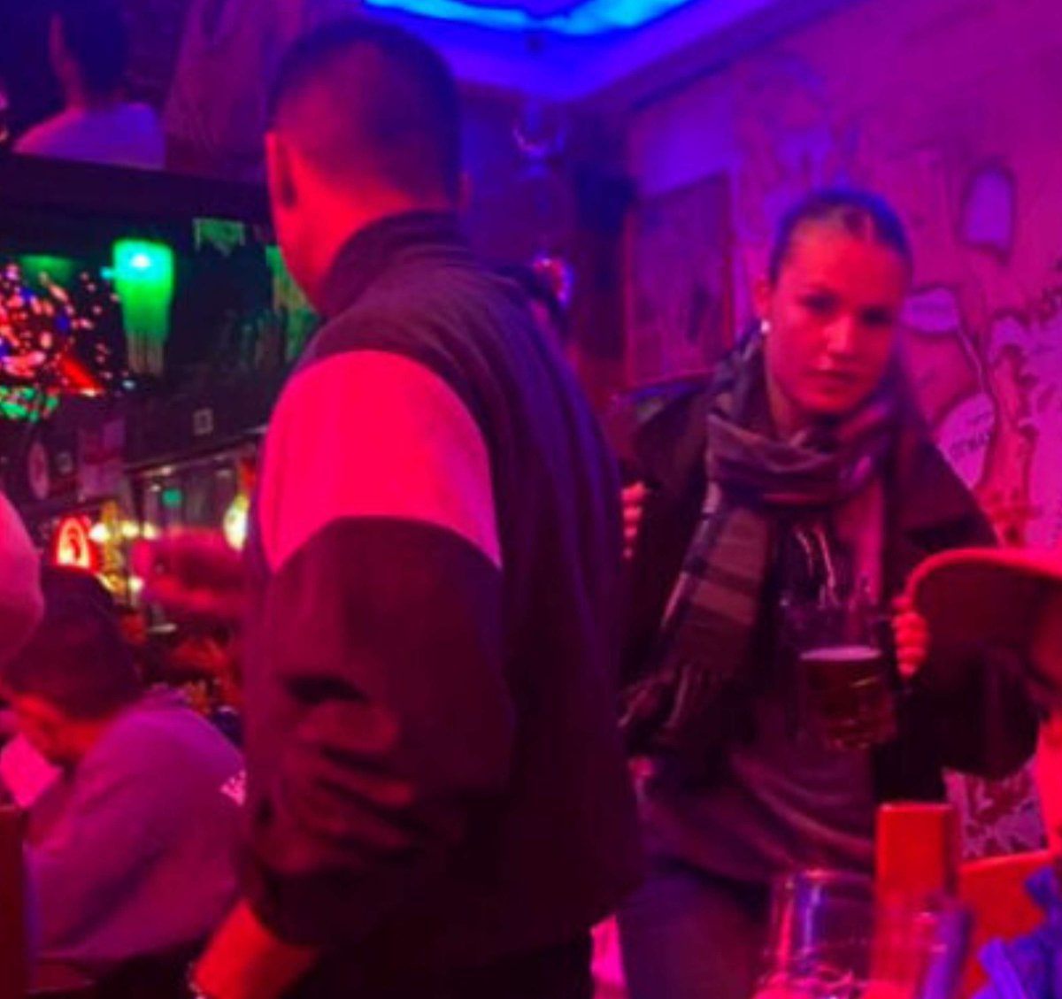 Esta es la foto de Leonor tan problemática para Casa Real, porque no es la típica utilizada para blanquear la institución: escenificada, artificial, alejada de la realidad y retocada. Queremos abolir la monarquía por muchas razones, pero no porque alguna vez se tomen una cerveza