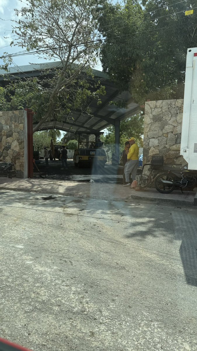 andreisima69's tweet photo. En la calle 15 × 20 y 22 de la colonia Maya, hay una persona Construyendo en un espacio particular y utilizando la maquinaria del Ayuntamiento ¿es normal? Los ciudadanos podemos usar los servicios del ayuntamiento para nuestro uso personal? Lleva más de un mes esta situación. https://t.co/Icxavc3fhu