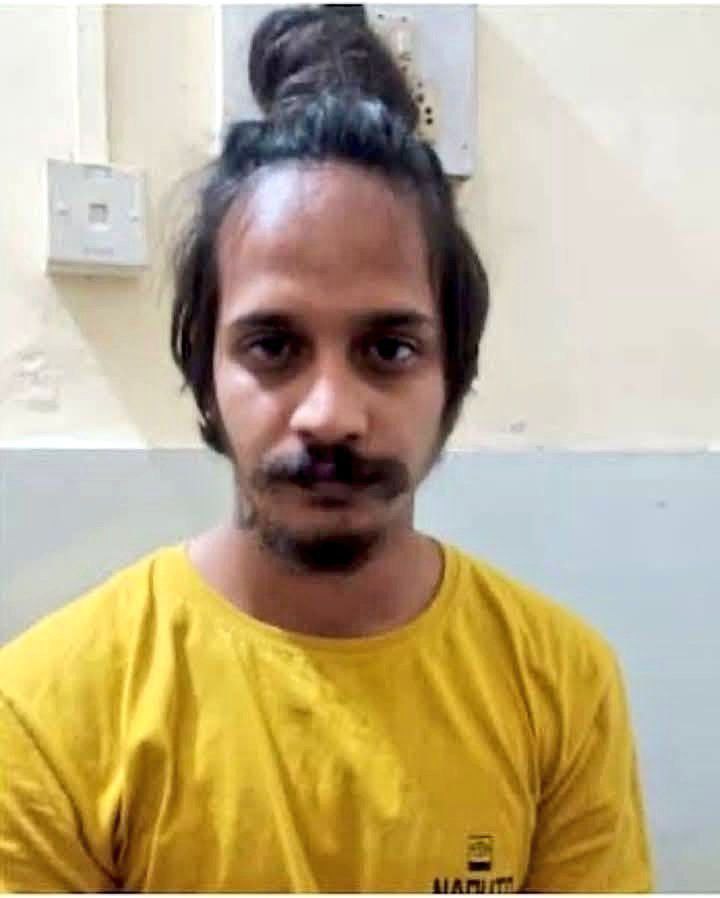 कॉलिंग पर साइबर क्राइम की Caller Tune कम थी जो दिमाग खराब करने के लिए इस चिरकुंडा की फोटो सोशल मीडिया ओपन करते ही सामने आ जाती है 🤦🏻‍♀