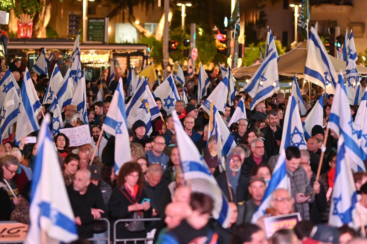 הממשלה הזו עושה הכל כדי שתתחיל פה מלחמת אחים, נתניהו דוחף לזה בגלוי. אנחנו לא ניתן לזה לקרות. נלחם על המדינה, אבל לא ניתן להם להרוס את המדינה. 

הם משתמשים במילה "אחדות" כדי להשתיק אותנו. זה לא יעבוד להם. שתיקה מול ממשלה הרסנית היא לא אחדות.
 
בכל פעם שהממשלה תחצה את הקווים