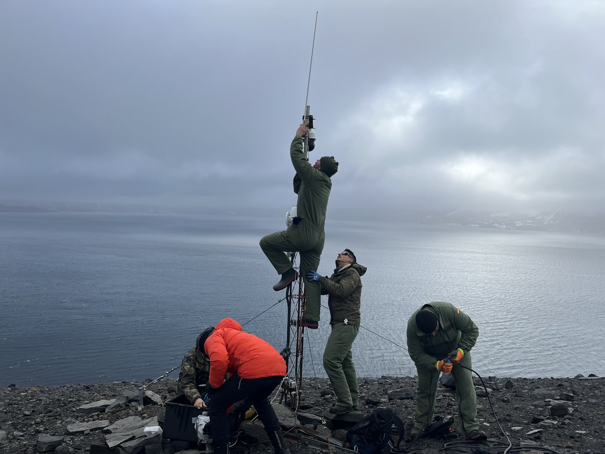 Antartica_ET's tweet photo. El cierre de la Base Gabriel de Castilla se acerca. Agradecemos todo el apoyo recibido durante la campaña Antártica 24-25. Gracias también por el rotundo éxito en el apadrinamiento de pingüinos. ¡Juntos avanzamos por la ciencia y la sostenibilidad! 🐧 #EjercitodeTierra https://t.co/jhcDB2kAyP