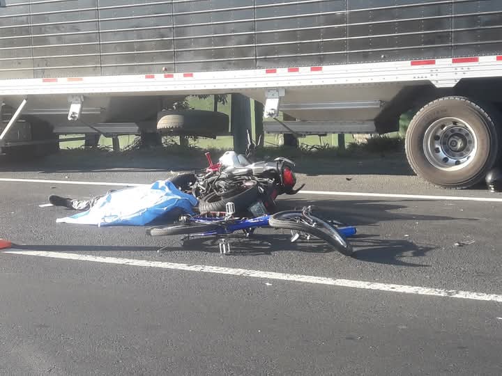 NoticentroD's tweet photo. #NACIONALES: Un ciclista murió esta mañana, luego de ser impactado por un motociclista en la carretera que conecta San Salvador con Sonsonate, espesificamente a la altura de la zona conocida como "Las 600", en Ateos, La Libertad. https://t.co/I1bmllYf3a