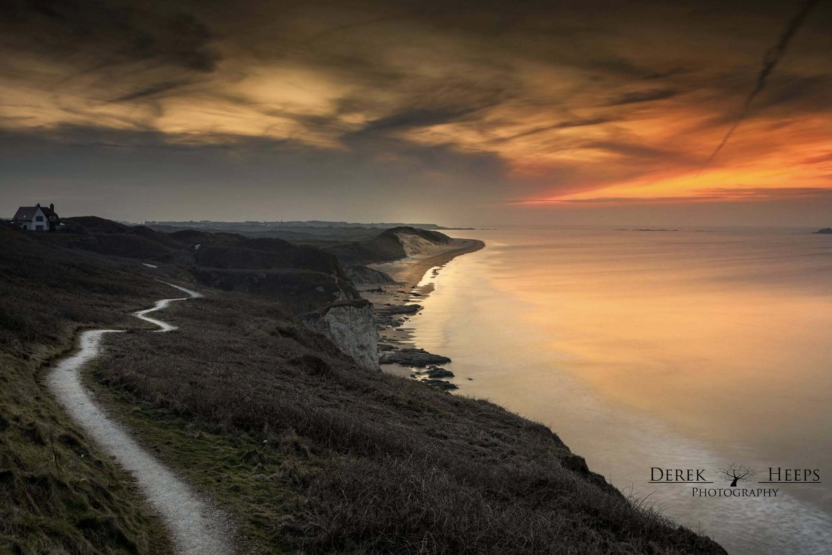 Sunset from the end of Whiterocks Beach, Portrush 

📷 Derek Heeps 

#explorecausewaycoastandglens