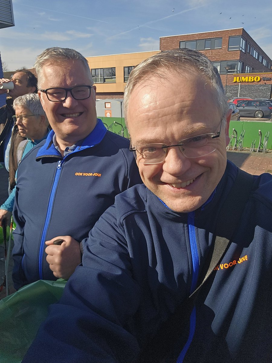 VVDLelystad's tweet photo. Vandaag is het Nationale #Opschoondag! Wij hielpen een handje bij de opruimactie van Stichting #LelystadSchoon in de Waterwijk. Raadsleden @Eelcos71 en @MartenTilstra verzamelden in een uurtje 4 zakken zwerfafval. Goed initiatief! #schoon #opruimen #zwerfafval #gezellig https://t.co/Yx0rb8boJ4