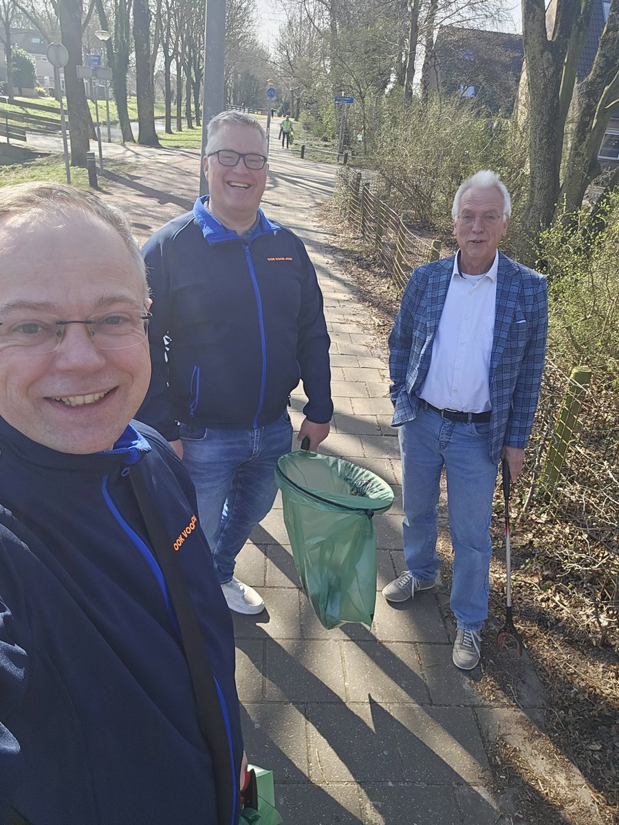 VVDLelystad's tweet photo. Vandaag is het Nationale #Opschoondag! Wij hielpen een handje bij de opruimactie van Stichting #LelystadSchoon in de Waterwijk. Raadsleden @Eelcos71 en @MartenTilstra verzamelden in een uurtje 4 zakken zwerfafval. Goed initiatief! #schoon #opruimen #zwerfafval #gezellig https://t.co/Yx0rb8boJ4